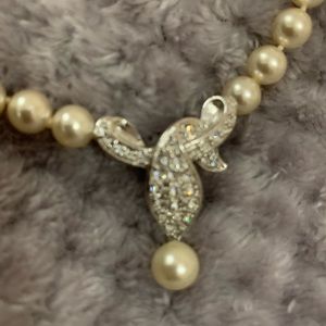 Beautiful necklace like pearl with details